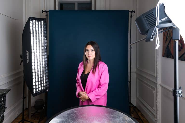 Studio photo mobile installé dans une école pour la réalisation des portraits des étudiants
