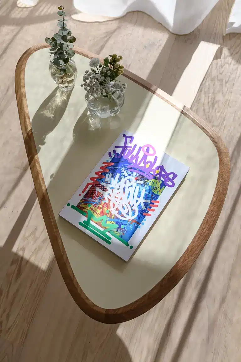 Vue de dessus d'une table basse avec vase de fleurs et magazine - Photographie d'architecture intérieure à Lyon - Studio Chaillou