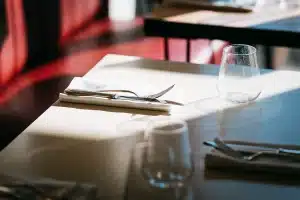 Table dressée dans un restaurant avec verres et couverts, photographie culinaire et d'ambiance — Studio Chaillou Lyon