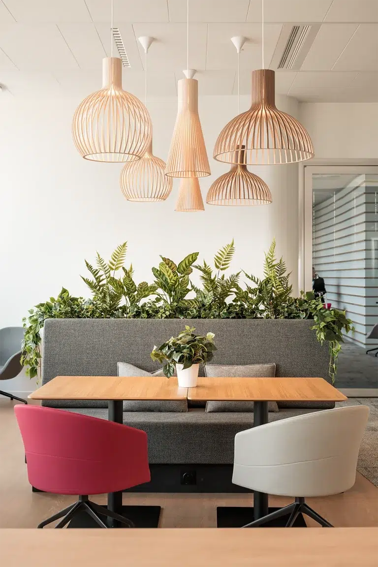 Photo des aménagements et de la décoration des espaces de travail réalisée dans les locaux de la société Apicil, qui se situe dans la plus haute tour de Lyon, la tour To-Lyon. Photo réalisée par un photographe professionnel spécialisé dans la photographie d'architecture