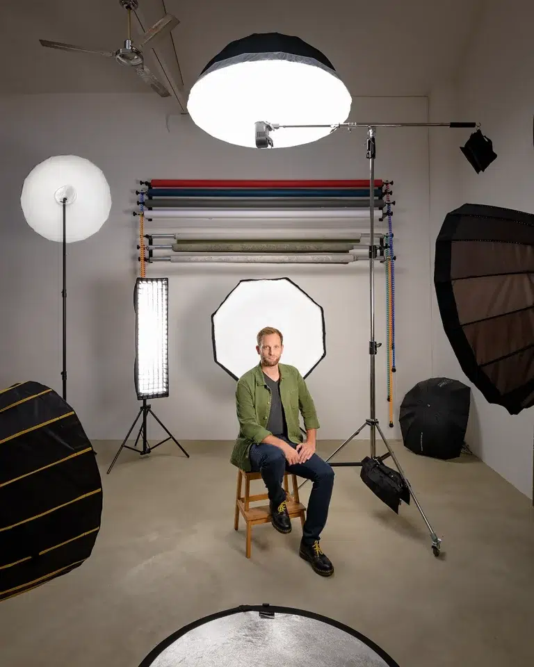 Auto portrait de Matthieu Chaillou (photographe professionnel basé à Lyon), entouré de flashs et réalisé dans un studio photo
