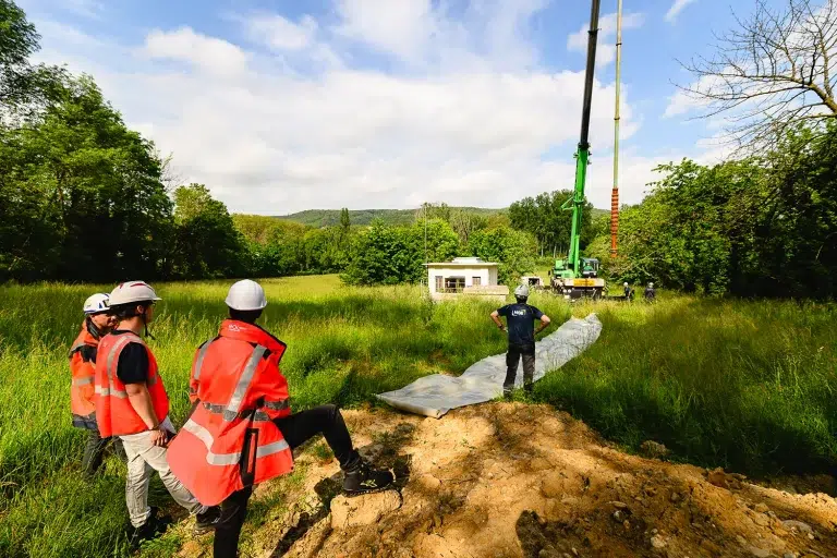 Équipes de techniciens Eau du Grand Lyon coordonnant une opération de chantier génie civil avec grue — Studio Chaillou Lyon