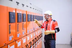 Technicien en équipement de sécurité dans une usine de traitement des eaux - Reportage photo industriel Lyon