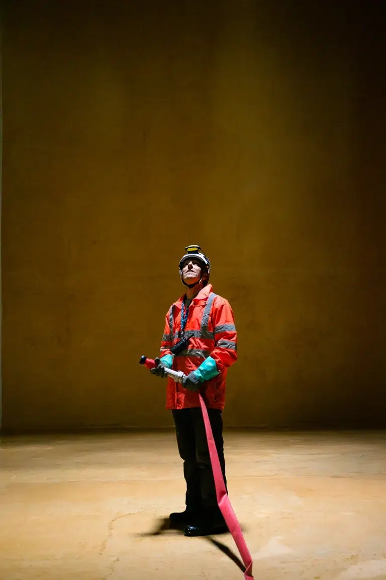 Portrait professionnel d'un ouvrier industriel en tenue de sécurité EPI photographié par Studio Chaillou, photographe industriel à Lyon