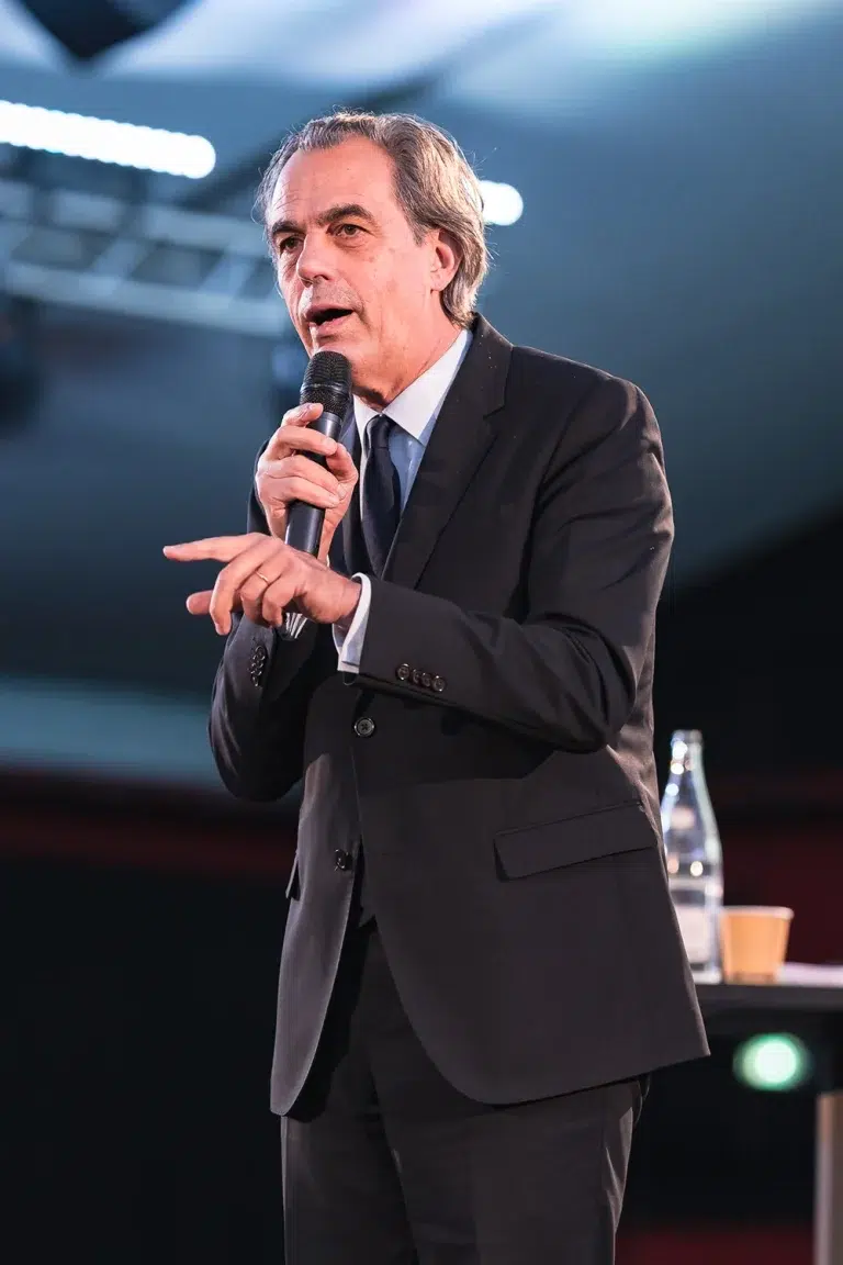 Intervention de Philippe Dessertine lors du séminaire de l'entreprise Qantis au Groupama Stadium de lyon. Studio Chaillou photographe corporate et événementiel.
