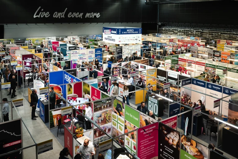 Vue aérienne des stands du Forum Franchise à la LDLC Arena de Lyon. Studio Chaillou photographe événementiel spécialisé Salon et conférence