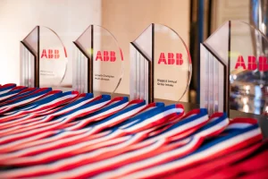 Trophées et médailles ABB France disposés avant la cérémonie de remise des prix lors du séminaire commercial – reportage photographe événementiel