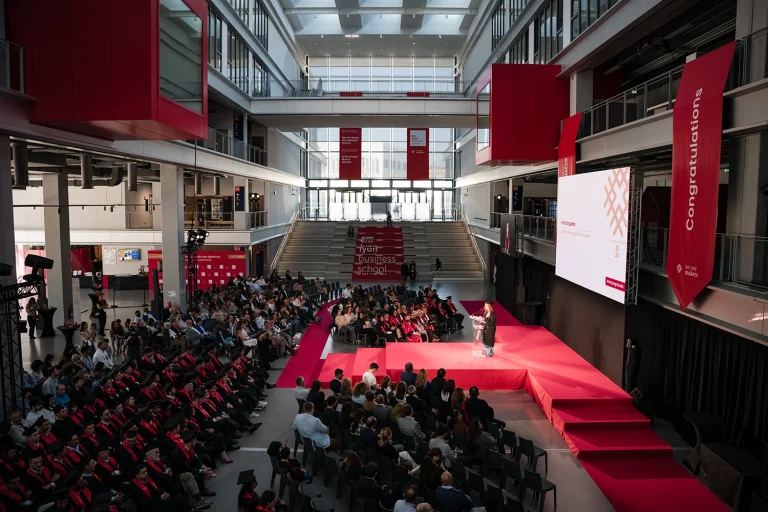 Cérémonie officielle de remise de diplômes dans un amphi — discours et diplômés en toge, photographe Studio Chaillou Lyon