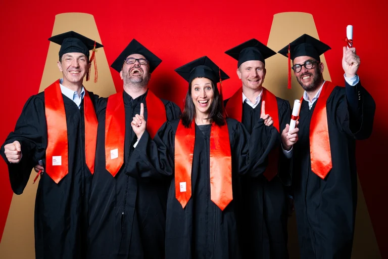 Portraits de groupe de diplômés lors du photocall de la remise de diplômes EM Lyon — Studio Chaillou
