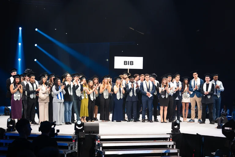 Photo officielle de promotion lors d'une remise de diplômes de grande école — Studio Chaillou, photographe graduation Lyon