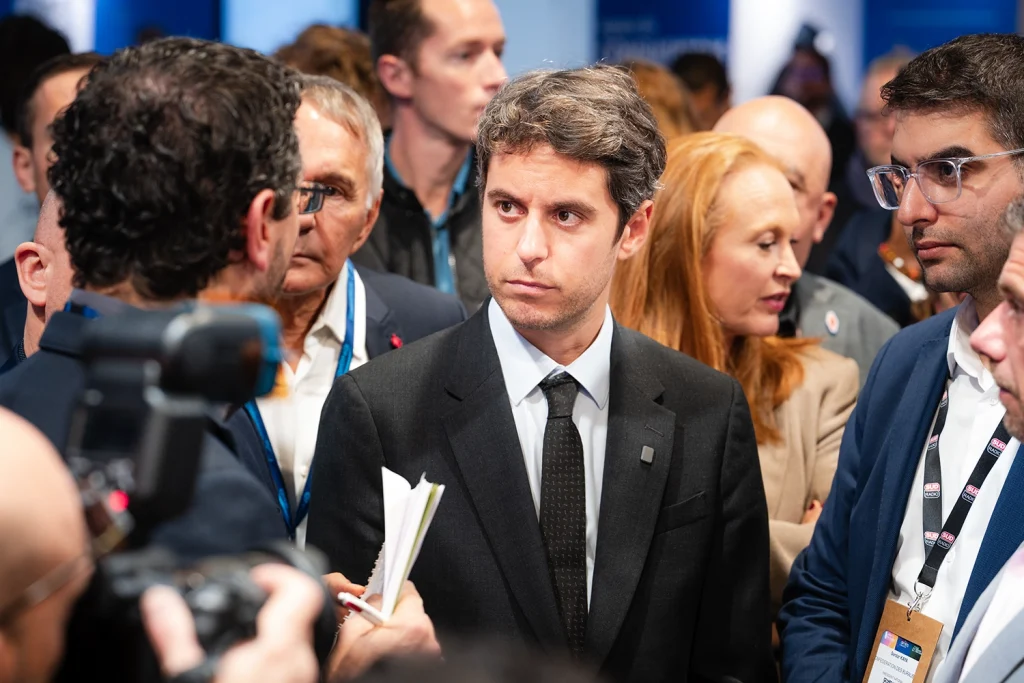 Photo de Gabriel Attal, ancien premier ministre, réalisée lors du Salon des Maires et des Collectivités Locales. Studio Chaillou, photographe événementiel spécialiste des Salons, congrès et Conférences.