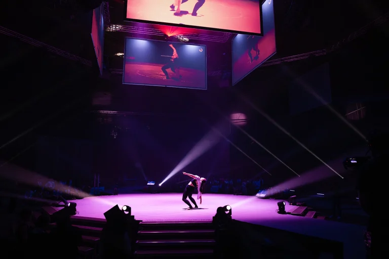 Artiste sur scène réalisant un spectacle de danse.