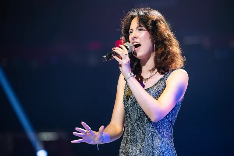 Musicien en pleine performance sur scène — reportage photo concert par Studio Chaillou, photographe spectacle Lyon
