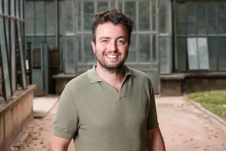 Portrait professionnel d'un ingénieur réalise au parc de la tête d'or devant les grandes serres.