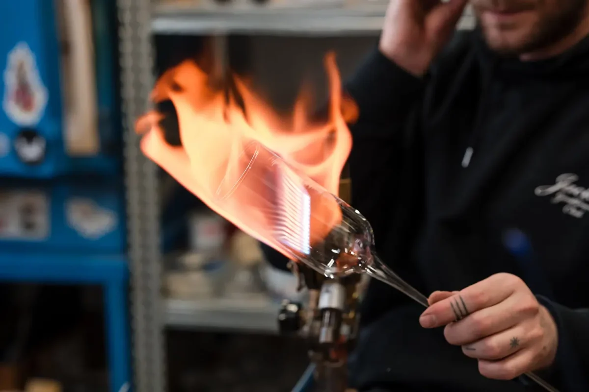 Souffleur de verre travaillant le verre en fusion à la flamme - Reportage photo artisanat Lyon Croix-Rousse