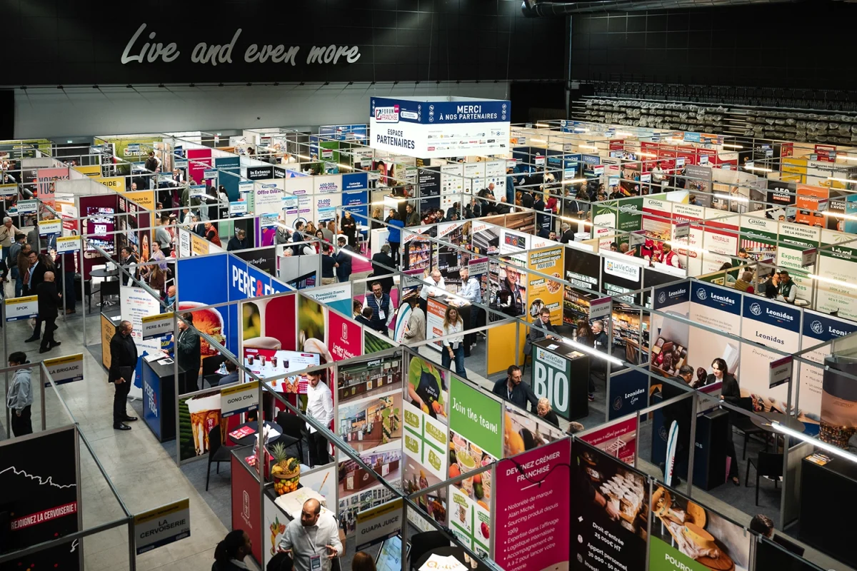Vue aérienne des stands du Forum Franchise à la LDLC Arena de Lyon. Studio Chaillou photographe événementiel spécialisé Salon et conférence