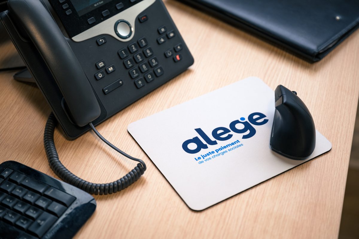 Tapis de souris Alege sur un bureau d'entreprise - Reportage photo corporate Lyon